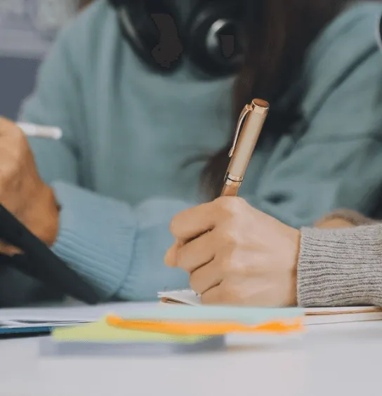 Consultant prenant des notes pour planifier une migration SEO