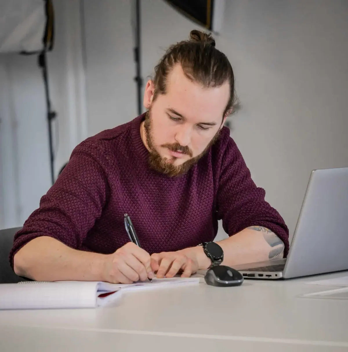 Matthieu Texier, consultant SEO WordPress, à son bureau