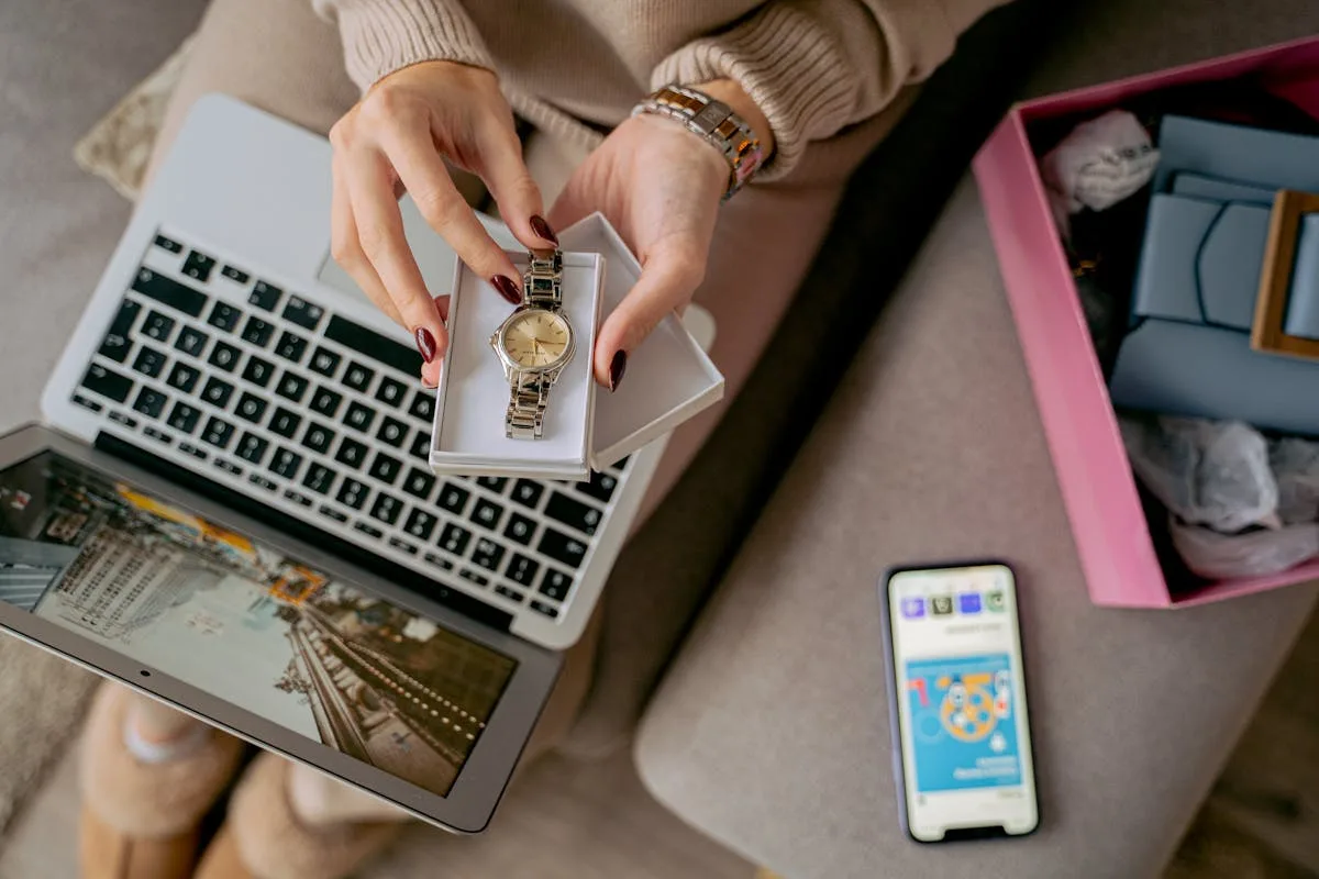 Cliente recevant la commande de sa boutique en ligne après un parcours d'achat e-commerce optimisé