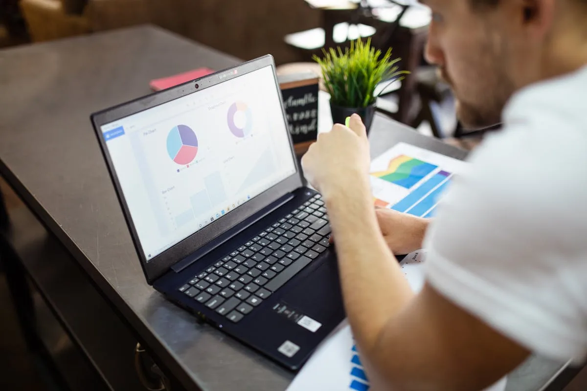 Analyse comparative du retour sur investissement du SEO et du SEA pour un site e-commerce sur ordinateur