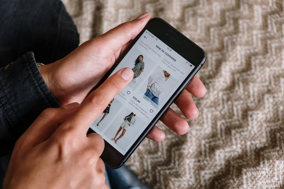 Internaute consultant une boutique en ligne sur smartphone avant de finaliser un achat e-commerce